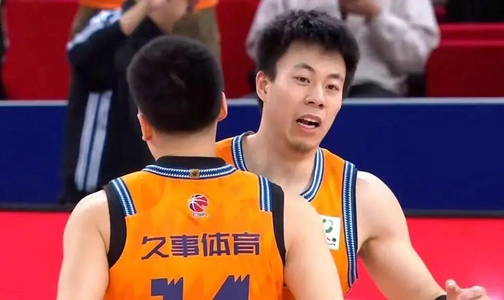 记者拉比奥、于帕、楚阿梅尼、萨利巴缺席训练前者母亲探班扑空
