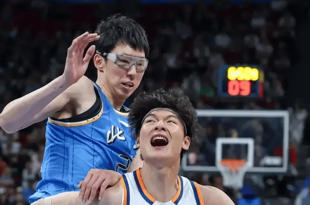 卡塔尔足协主席会见因凡蒂诺，并向后者赠送卡塔尔球衣