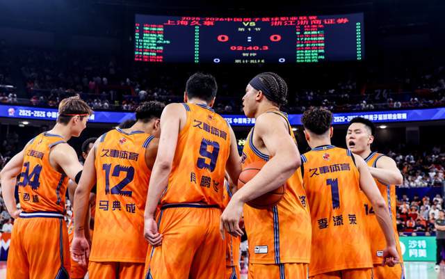 记者：费内巴切仍在和曼城谈阿克转会费，预计700万+150万镑