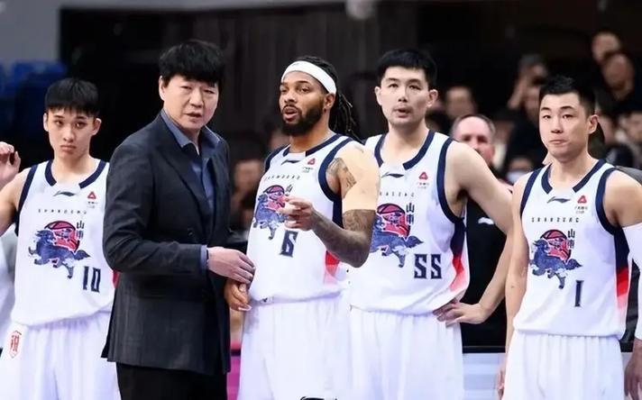 老鹰1年1400万美元留住澳洲中锋，他们也是付出了不小的代价？