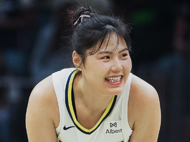 被同1块石头绊倒4次!马刺丢冠太扎心了,米奇给出解释,说得轻巧