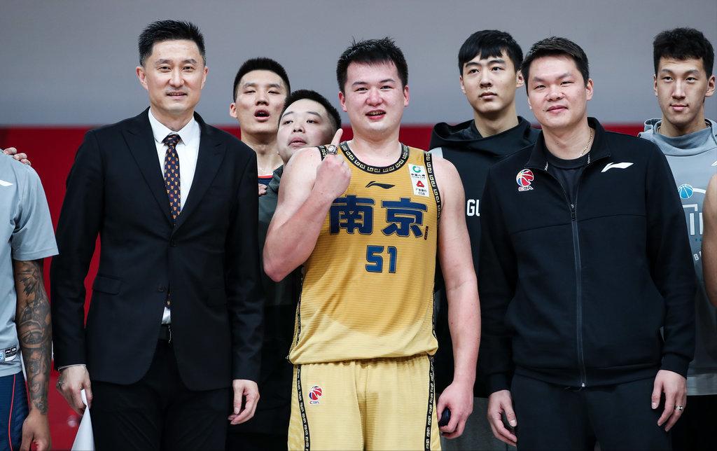 ESPN记者：湖人队内部人士暗示詹姆斯父子可能一起转投新球队