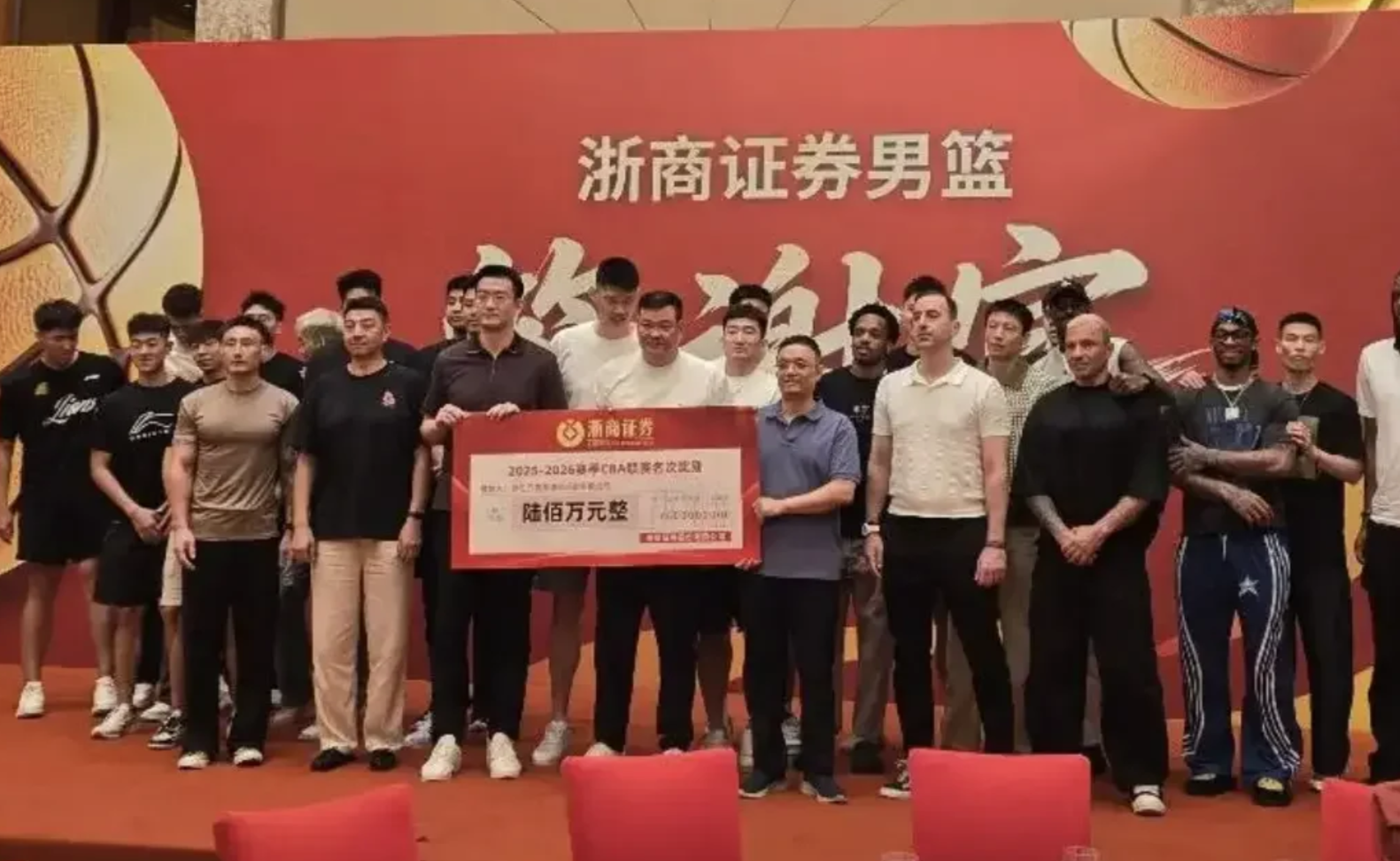 内线新星对于爵士的续约处理方法很不满意,湖人的机会来了?