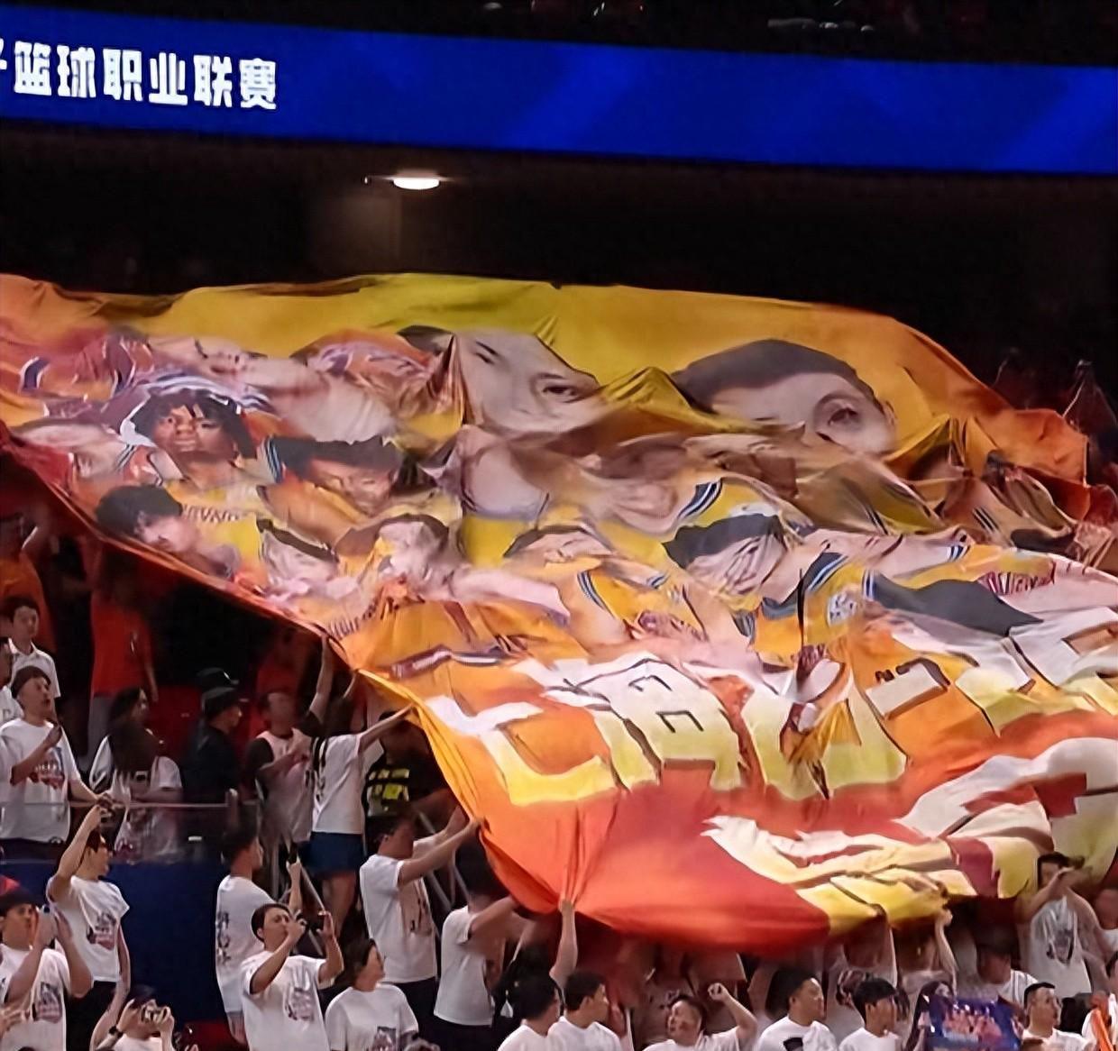 NBA官方晒总冠军定妆照:尼克斯17人出镜 索汉和杰米森没拍上?
