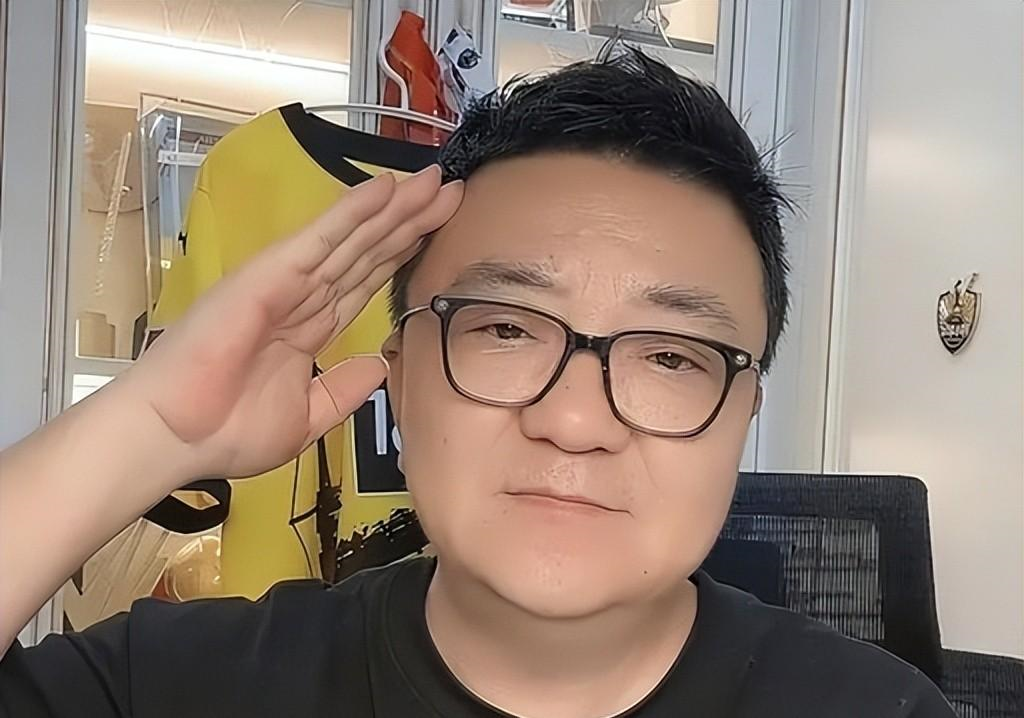 记者：费内巴切仍在和曼城谈阿克转会费，预计700万+150万镑